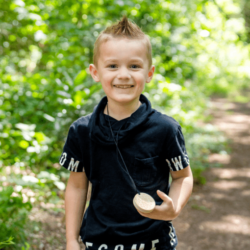 jongen met bijtketting cookie
