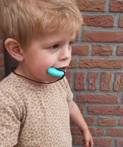 jongen met bijtketting round