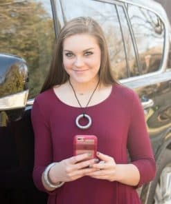 meisje met realm ring kauwketting