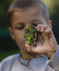 jongen met bijtketting robot
