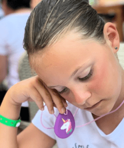 meisje met bijtketting unicorn