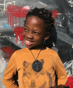 jongen met ARK’s Spider Bite Kauwketting