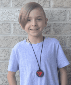 jongen met kauwketting celtic knot