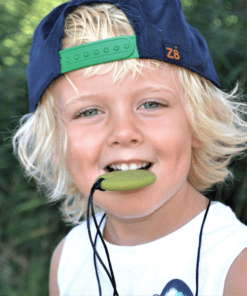 jongen met bijtketting leeuw