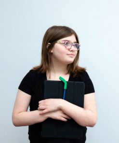 tiener met potloodtopper hockey stick