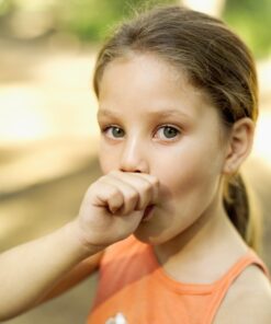 kind zuigt op de duim