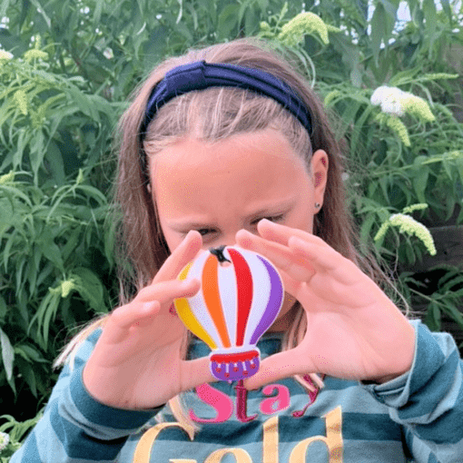 meisje met kauwketting luchtballon