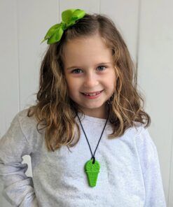 meisje met bijtketting icecream