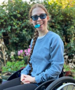 jonge vrouw met bijtketting ring