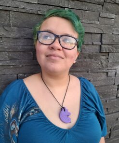 jonge vrouw met bijtketting chewnicorn