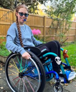 jonge vrouw met bijtketting guitar pick