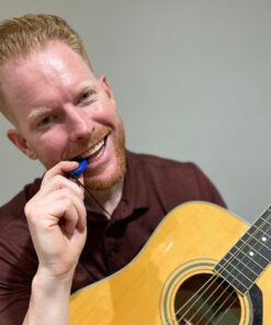 man met bijtketting guitar pick
