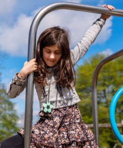 meisje met bijtketting voetbal