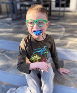 jongen met triceratops bijtketting