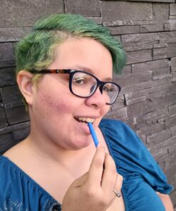 vrouw met chewth pick textured