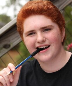 jongen met potloodtopper bite saber