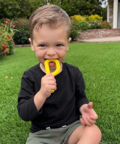 jongen met kauwproduct grabber tube